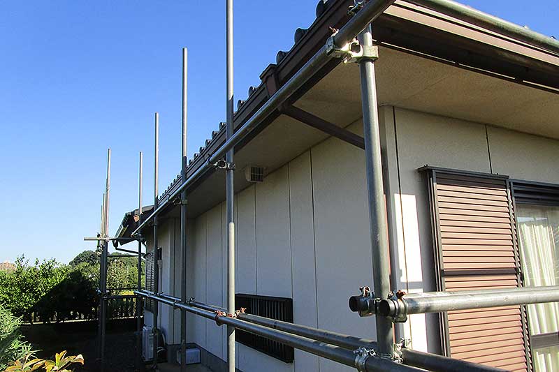 雨樋交換工事のために足場組立