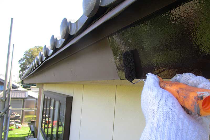 鼻隠しの塗装作業