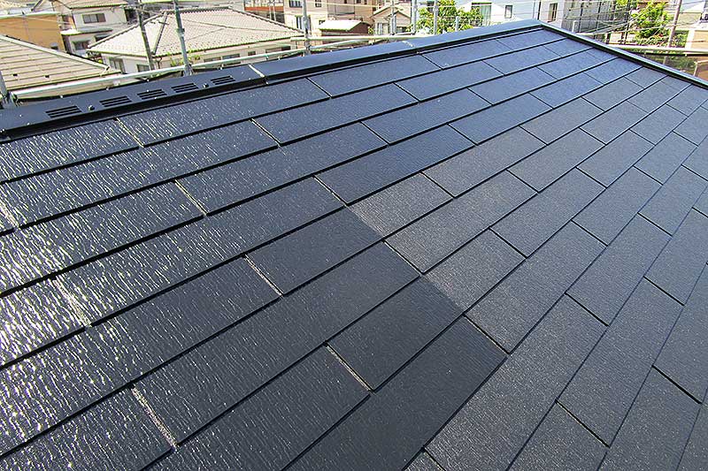 屋根の上塗り中の屋根全体