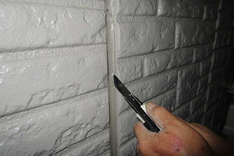 既存外壁目地のカット作業