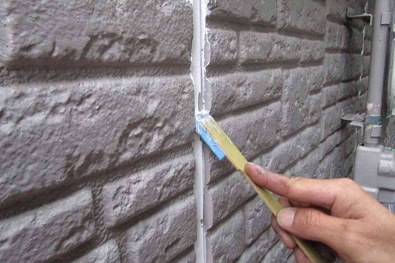 新しく打ち込んだ目地の押さえ作業