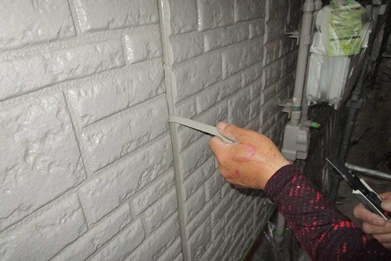 既存外壁目地の取り外し作業