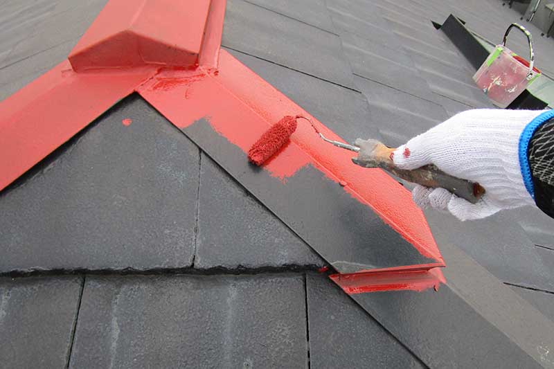 屋根棟板金の錆止め塗装