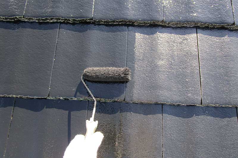 ローラーを使用して屋根の中塗り