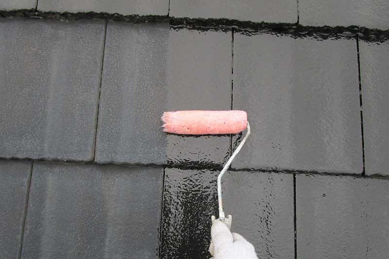 ローラーを使用して屋根の下塗り