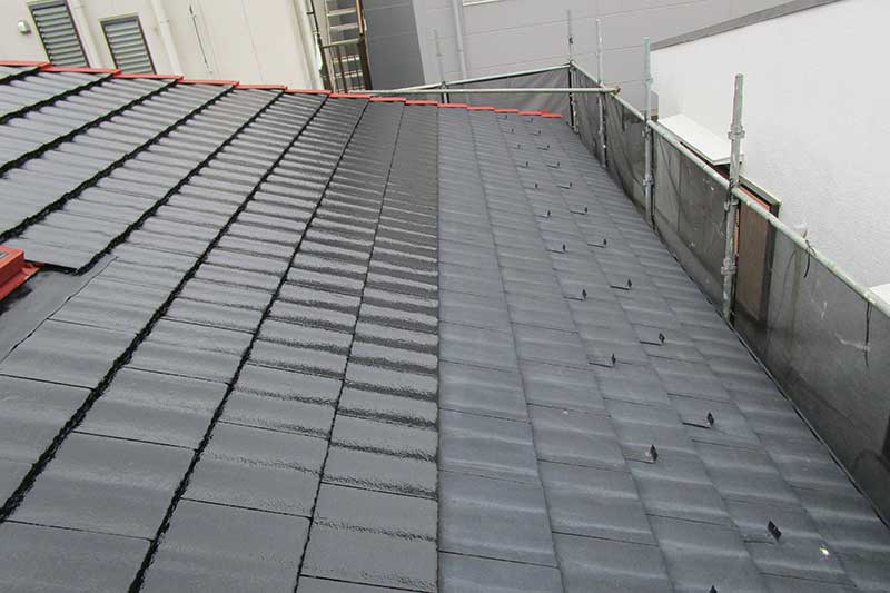 下塗り途中の屋根