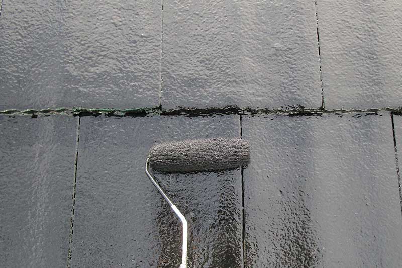 ローラーを使用して屋根の上塗り