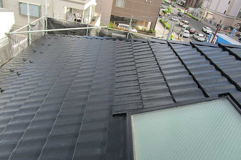 上塗り途中の屋根