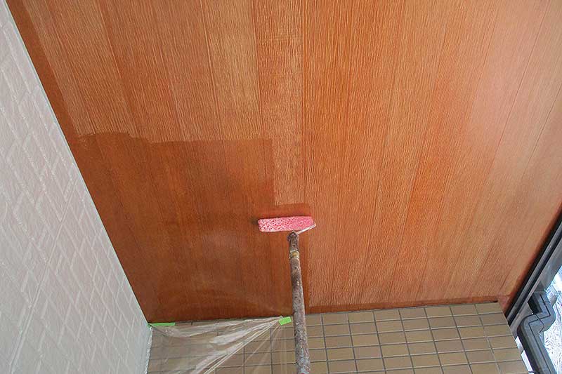 クリア塗料で玄関天井の塗装作業