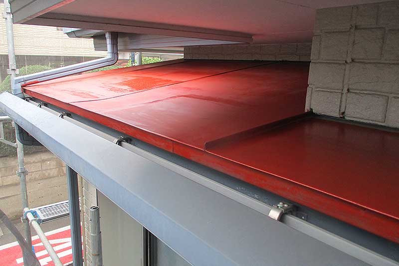 下屋根の錆止め塗装作業完了