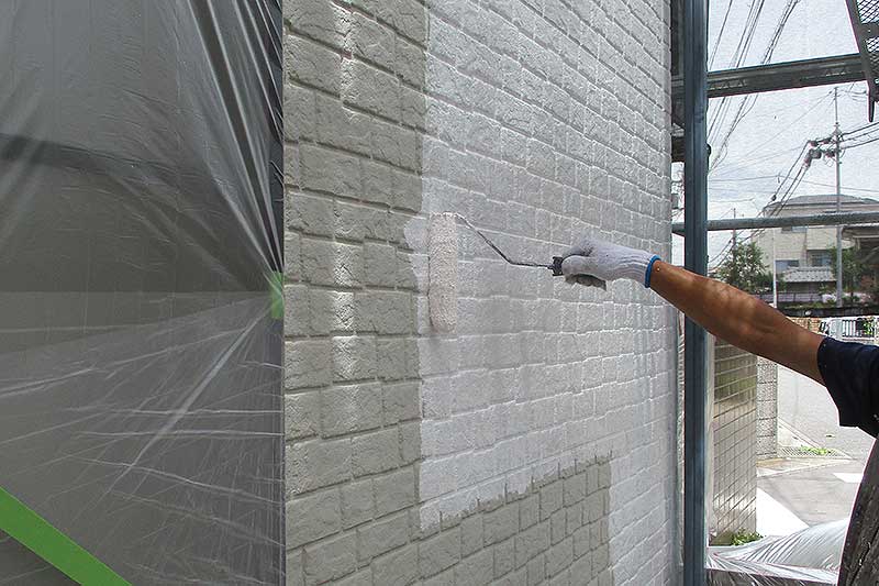 外壁の下塗り作業