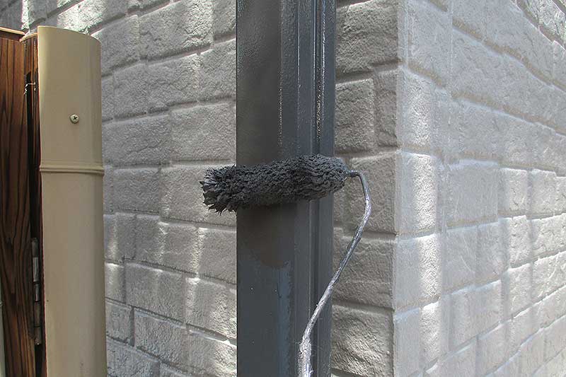 縦樋の塗装作業