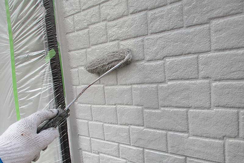 外壁の上塗り作業