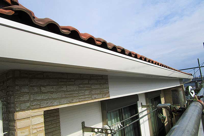 塗装後の雨樋・外壁