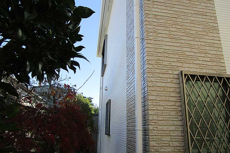 塗装後の外壁・縦樋