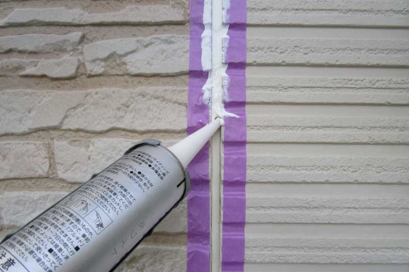 新しくサイディング目地にコーキング打ち込み