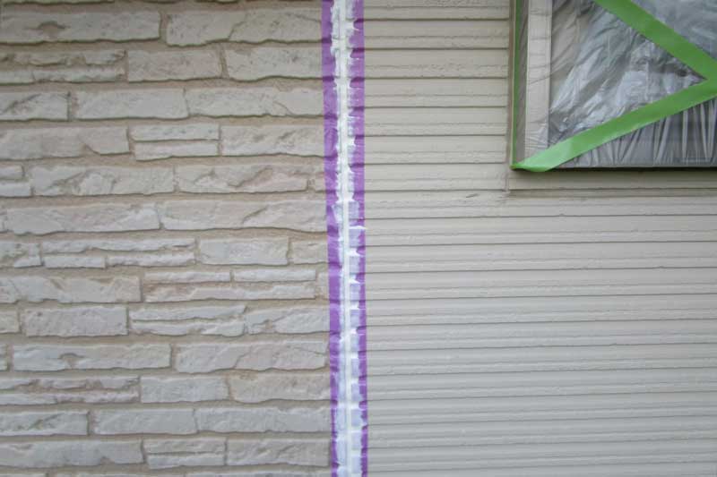 新しくサイディング目地にコーキング打ち込み