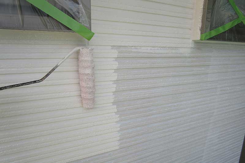 外壁の中塗り作業