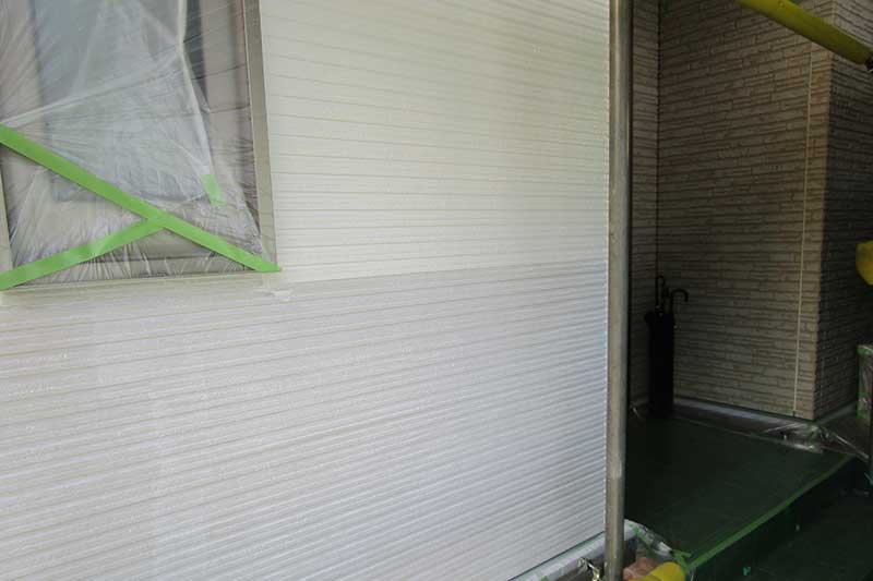外壁の中塗り作業