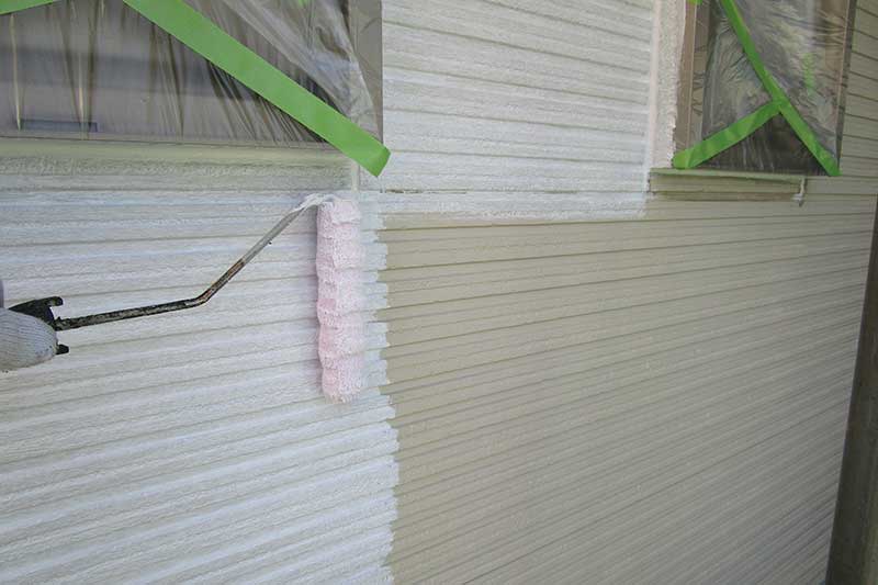 外壁の下塗り作業