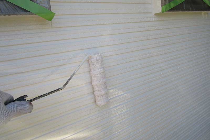 外壁の上塗り作業