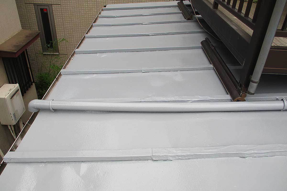 ローラーを使用した下屋根の上塗り作業完了