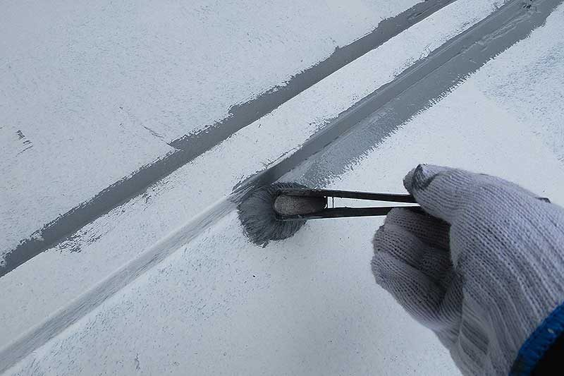 刷毛を使用して細かい部分の中塗り