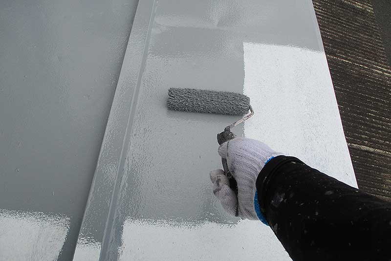 ローラーを使用した下屋根の中塗り作業