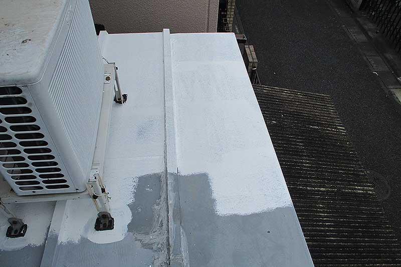 下塗りを途中まで施工した下屋根