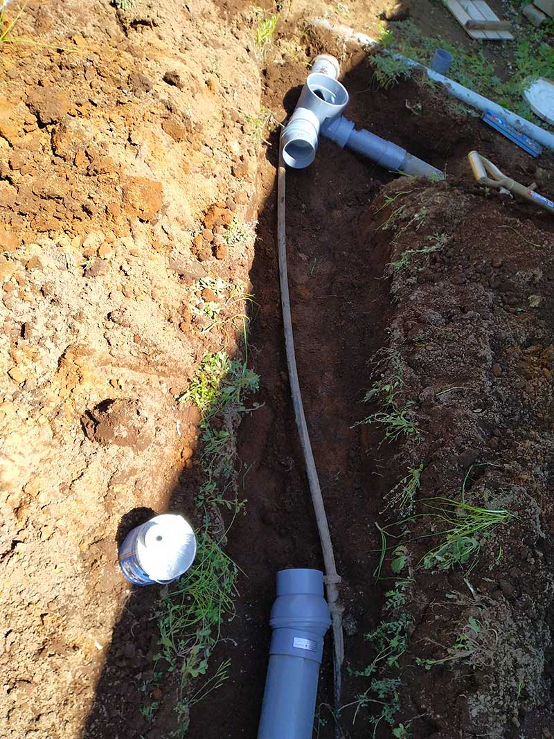 既存の排水管のカット作業が完了した配管