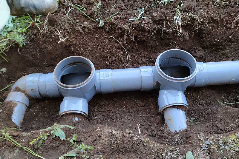 既存の排水桝2箇所の蓋を開けた状態