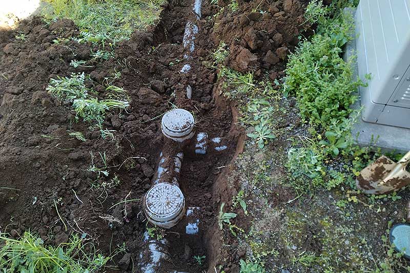 掘削して出てきた既存の排水管と排水桝