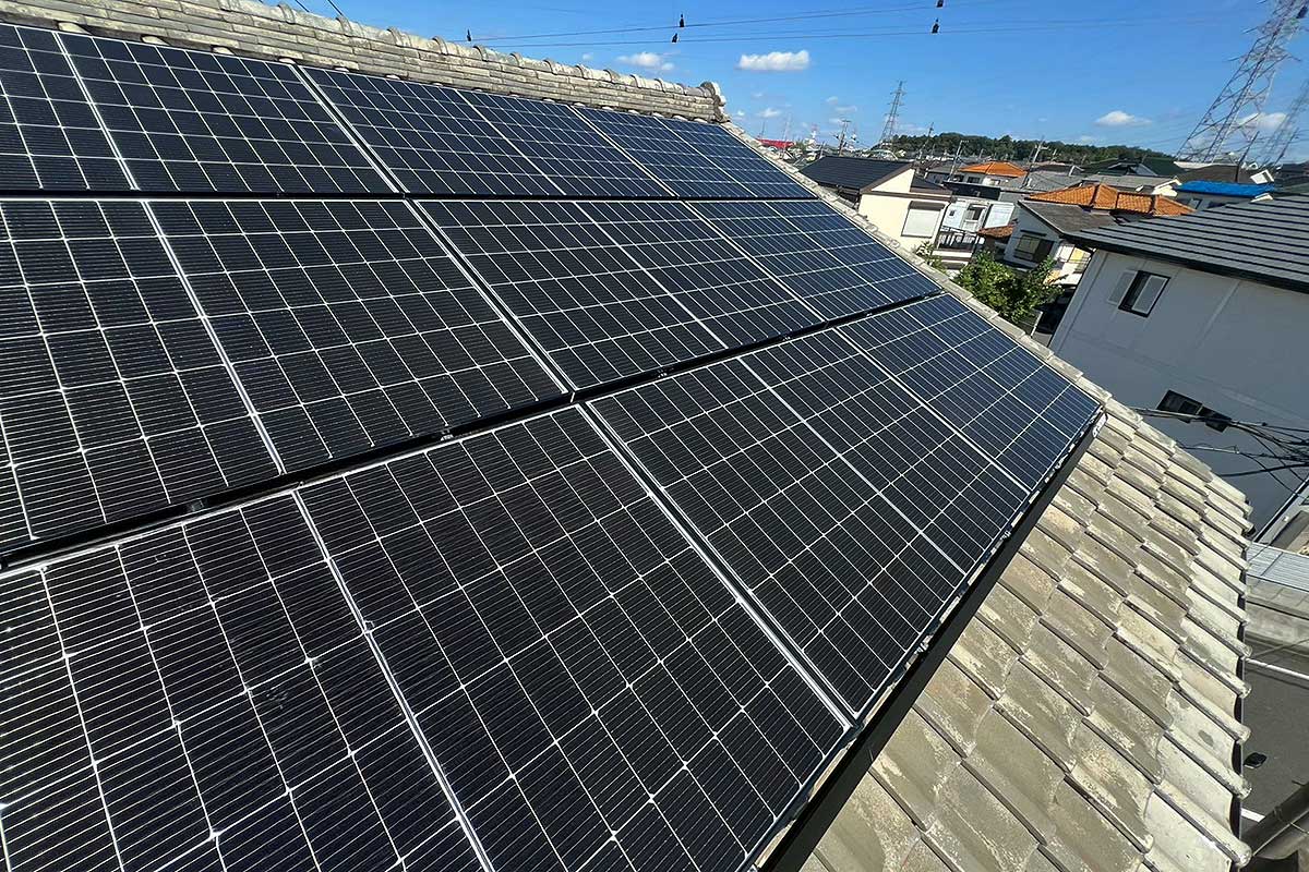 太陽光パネルを設置完了した屋根