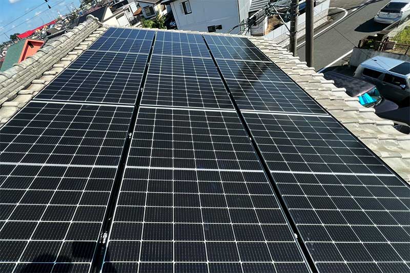 太陽光パネルを設置完了した屋根