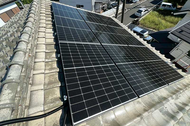 太陽光パネルを設置完了した屋根