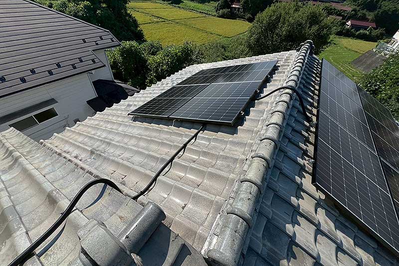 太陽光パネルを設置完了した屋根