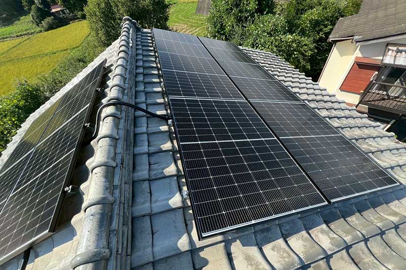 太陽光パネルを設置完了した屋根