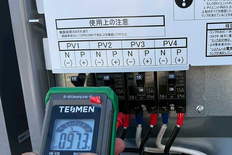 テスターで電圧測定