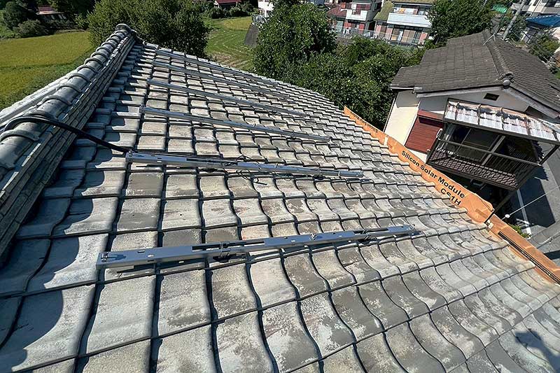 屋根全体の架台取付金具に架台を接続