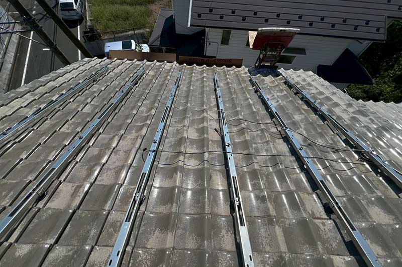 屋根全体の架台取付金具に架台を接続