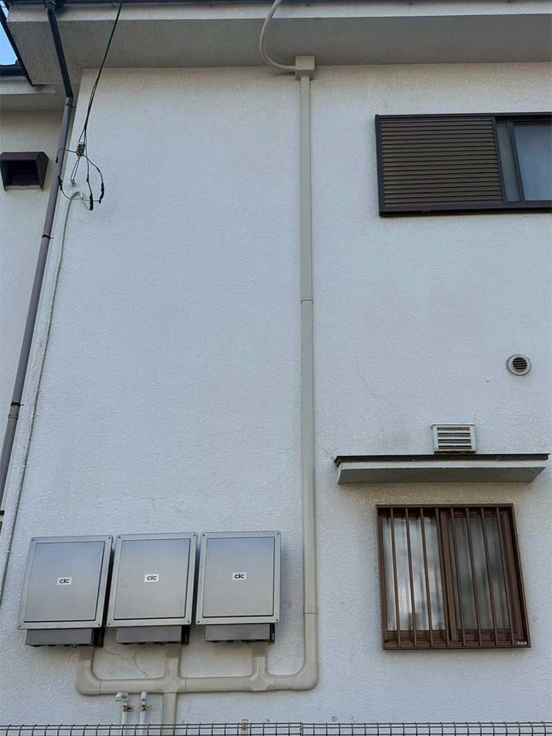 外壁に設置したパワーコンディショナー全体