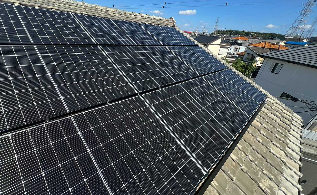 屋根に設置した太陽光パネル