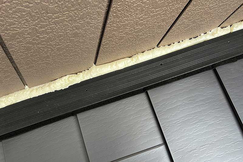 下屋根の壁際にエコランバー取付・防水処理