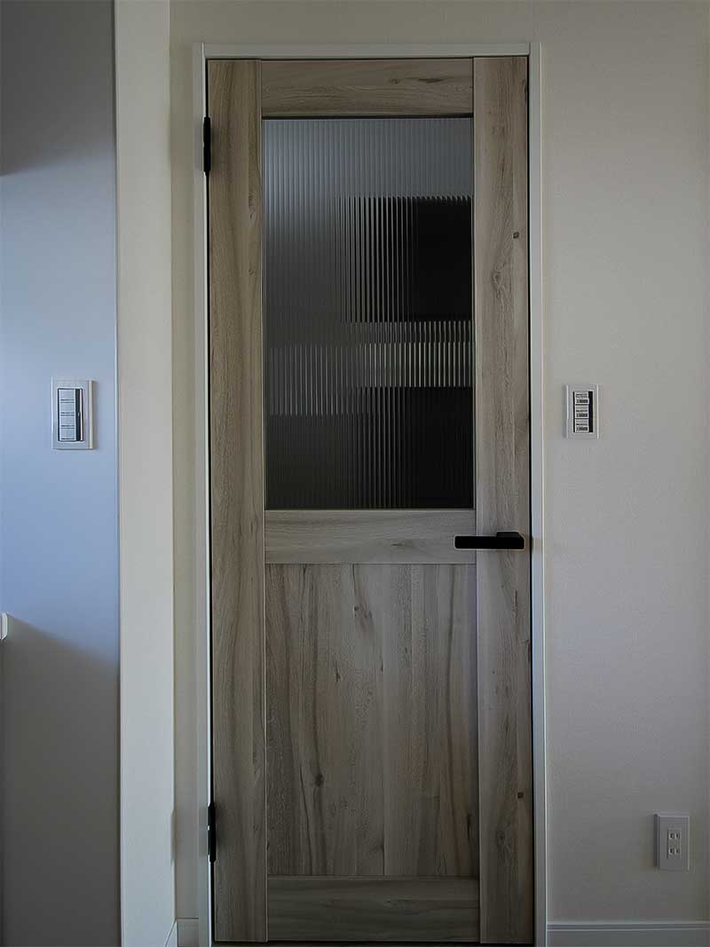 施工後のリビング建具