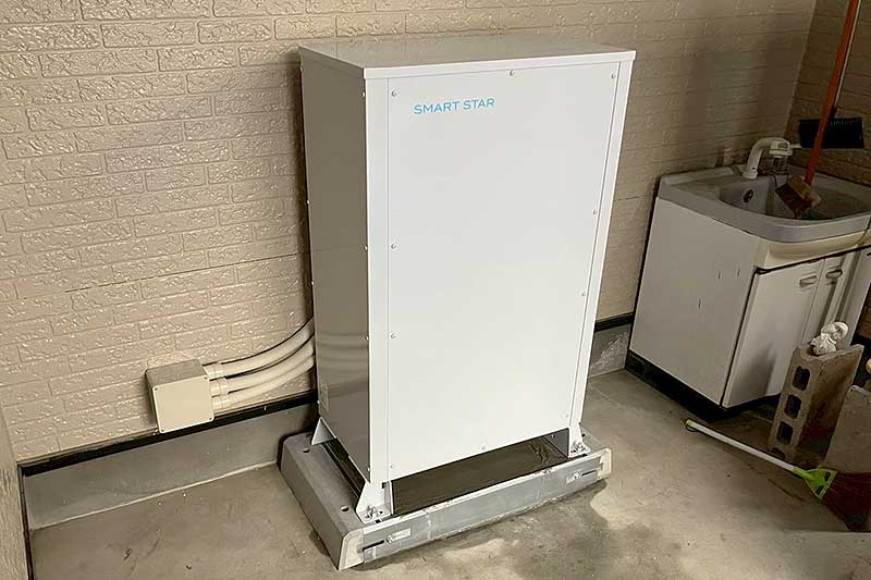 設置後の蓄電池スマートスター左斜めから