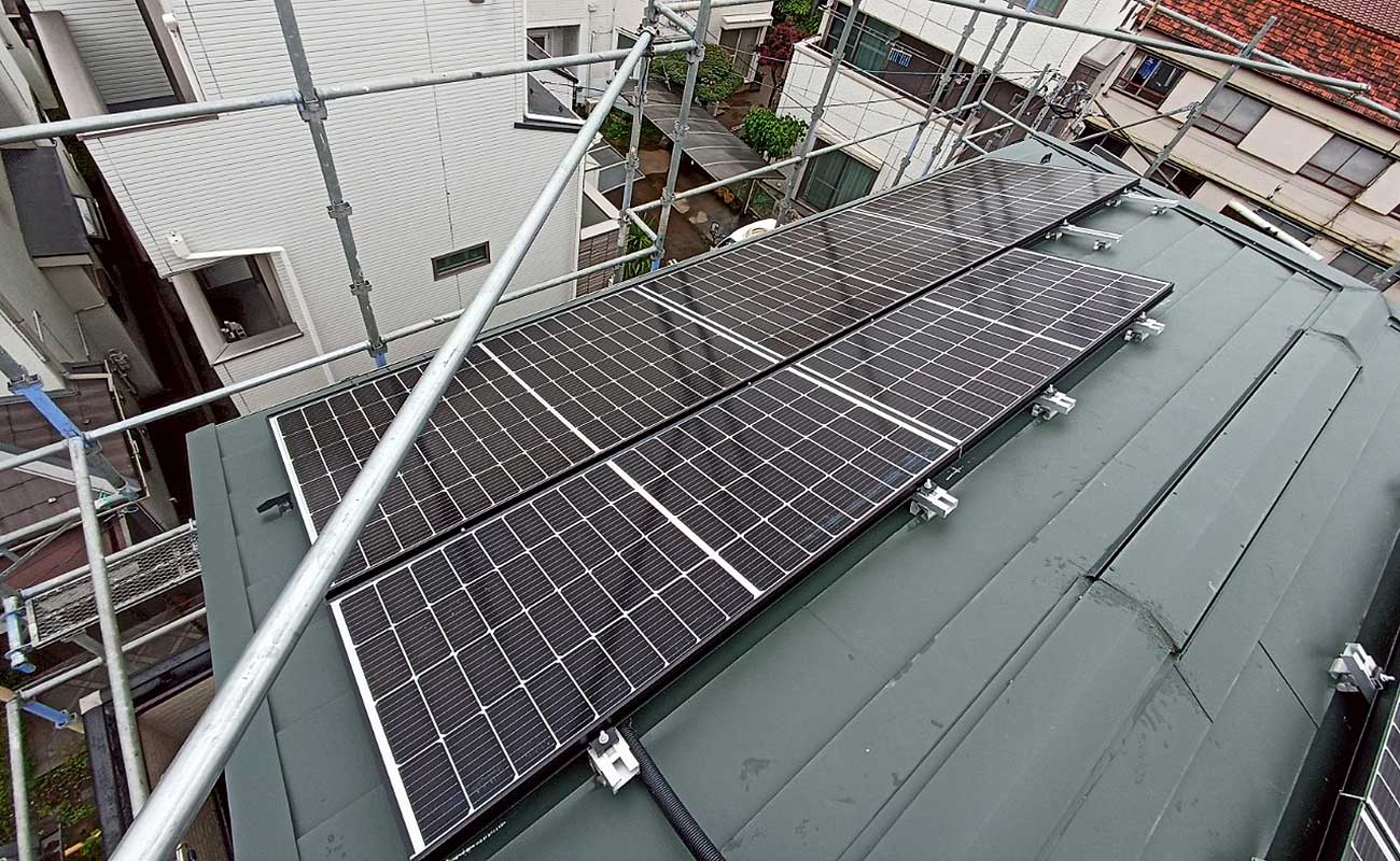 屋根に設置した太陽光パネル