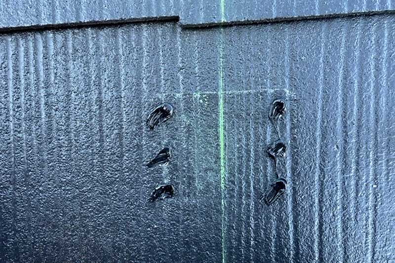 コロニアル屋根に接続金具設置用の穴を空けてコーキング打ち込み処理