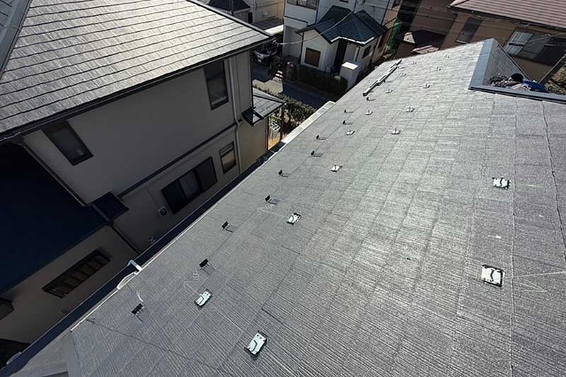 接続金具を全体に設置したコロニアル屋根