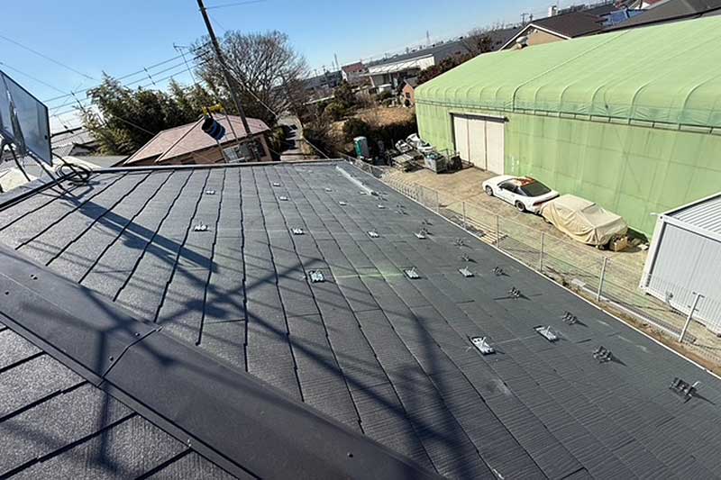 接続金具を全体に設置したコロニアル屋根