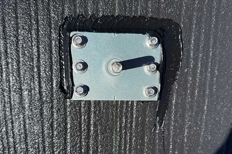 コロニアル屋根に全体に設置したコーキング打ち込み処理を施工した接続金具